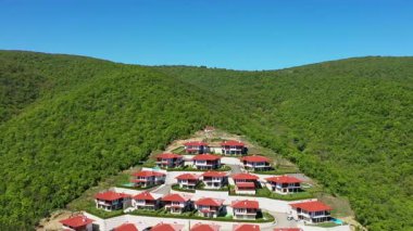 Bulgaristan 'ın Burgaz kentindeki St. Vlas tatil beldesindeki tepedeki tek kişilik aile evlerine hava manzarası