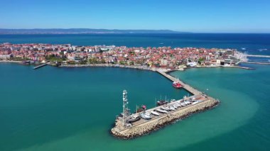 Bulgaristan 'ın Pomorie kentinde bir deniz kasabasının havadan görüntüsü
