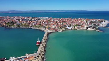 Bulgaristan 'ın Pomorie kentinde bir deniz kasabasının havadan görüntüsü