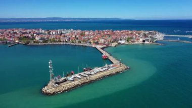 Bulgaristan 'ın Pomorie kentinde bir deniz kasabasının havadan görüntüsü