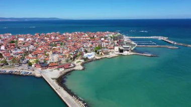 Bulgaristan 'ın Pomorie kentinde bir deniz kasabasının havadan görüntüsü