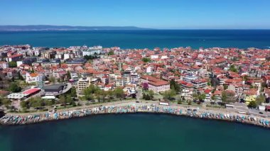 Bulgaristan 'ın Pomorie kentinde bir deniz kasabasının havadan görüntüsü