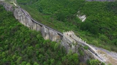 Bulgaristan 'ın Provadia kenti yakınlarındaki ortaçağ Ovech kalesine hava manzarası