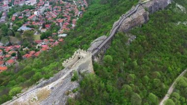 Bulgaristan 'ın Provadia kenti yakınlarındaki ortaçağ Ovech kalesine hava manzarası