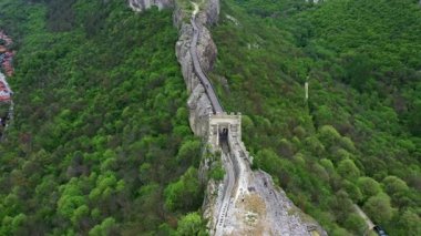 Bulgaristan 'ın Provadia kenti yakınlarındaki ortaçağ Ovech kalesine hava manzarası