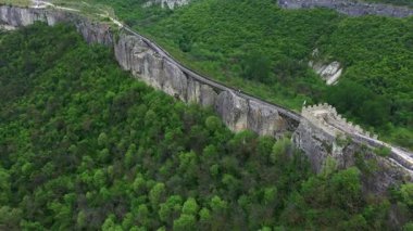 Bulgaristan 'ın Provadia kenti yakınlarındaki ortaçağ Ovech kalesine hava manzarası