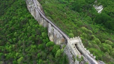 Bulgaristan 'ın Provadia kenti yakınlarındaki ortaçağ Ovech kalesine hava manzarası