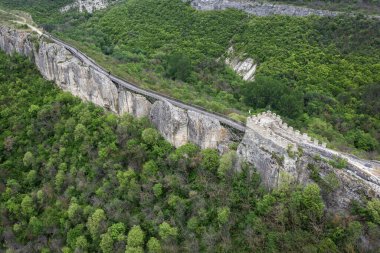Bulgaristan 'ın Provadia kenti yakınlarındaki ortaçağ Ovech kalesine hava manzarası