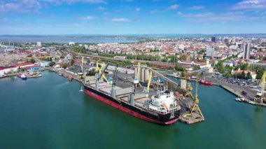 Bulgaristan 'ın Burgaz limanındaki büyük bir kargo gemisinin havadan görüntüsü. Lojistik ve ulaşım