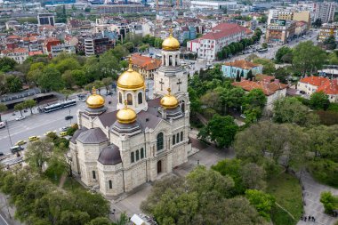 Bulgaristan 'ın Varna kenti - 17 Mayıs 2025: Bulgaristan' ın Varna kentinin merkezindeki Varsayım Tapınağı Katedrali 'nin havadan görünüşü