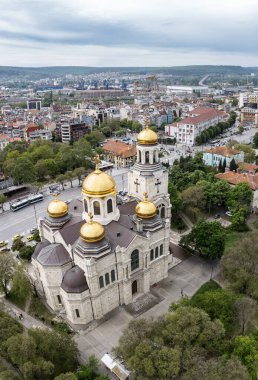 Bulgaristan 'ın Varna kenti - 17 Mayıs 2025: Bulgaristan' ın Varna kentinin merkezindeki Varsayım Tapınağı Katedrali 'nin havadan görünüşü