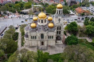 Bulgaristan 'ın Varna kenti - 17 Mayıs 2025: Bulgaristan' ın Varna kentinin merkezindeki Varsayım Tapınağı Katedrali 'nin havadan görünüşü