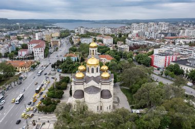 Bulgaristan 'ın Varna kenti - 17 Mayıs 2025: Bulgaristan' ın Varna kentinin merkezindeki Varsayım Tapınağı Katedrali 'nin havadan görünüşü