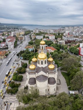 Bulgaristan 'ın Varna kenti - 17 Mayıs 2025: Bulgaristan' ın Varna kentinin merkezindeki Varsayım Tapınağı Katedrali 'nin havadan görünüşü