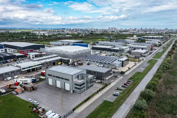 Burgaz, Bulgaristan - 18 Mayıs 2025: Bulgaristan 'ın Burgaz kentindeki modern bir ticari perakende taşımacılık lojistik merkezine havadan bakış
