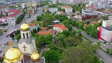 Bulgaristan 'ın Varna şehir merkezindeki Varsayım Tapınağı Katedrali' nin hava manzarası