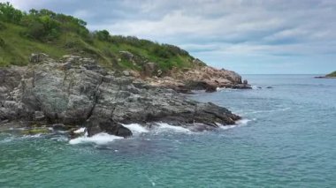 Sozopol, Burgaz, Bulgaristan yakınlarındaki güzel kayalık bir sahile hava manzarası