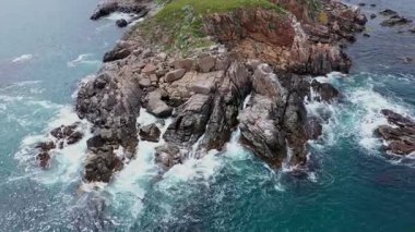 Sozopol, Burgaz, Bulgaristan yakınlarındaki güzel kayalık bir sahile hava manzarası
