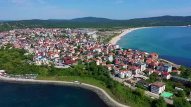 Bulgaristan 'ın Burgaz kentindeki Primorsko kıyı kasabasının hava manzarası