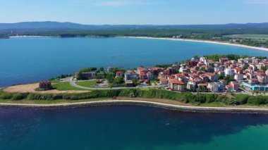 Bulgaristan 'ın Burgaz kentindeki Primorsko kıyı kasabasının hava manzarası