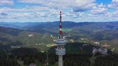 Rododop dağlarında Bulgaristan 'ın Pamporovo kentindeki Snezhanka tepesindeki elektromonikasyon kulesine hava manzarası