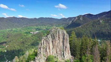 Bulgaristan 'ın Smolyan kenti yakınlarındaki Rodop Dağları' ndaki Nevyastata Kayası 'nın hava manzarası