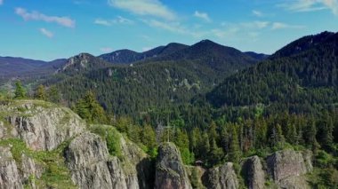 Bulgaristan 'ın Smolyan kenti yakınlarındaki Rodop Dağları' ndaki Nevyastata Kayası 'nın hava manzarası