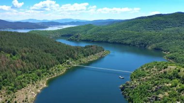 Kardzhali barajının havadan görünüşü, Arda nehrinin çevresi yeşil ormanlarla çevrili.