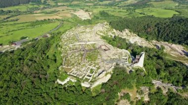 Bulgaristan 'ın Kardzhali kenti yakınlarındaki antik Trakya kentine havadan bakış