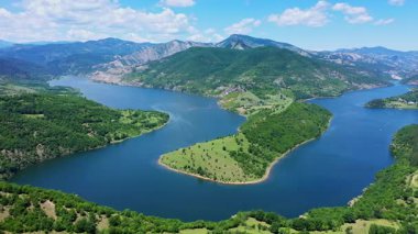 Kardzhali barajının havadan görünüşü, Arda nehrinin çevresi yeşil ormanlarla çevrili.