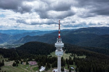 Bulgaristan 'ın Rodop dağlarındaki Pamporovo tatil beldesindeki Snezhanka tepesindeki telekomünikasyon kulesine havadan bakış