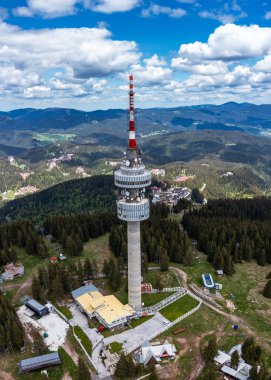 Bulgaristan 'ın Rodop dağlarındaki Pamporovo tatil beldesindeki Snezhanka tepesindeki telekomünikasyon kulesine havadan bakış