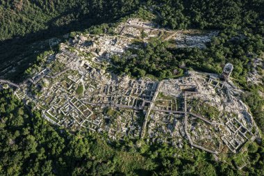 Bulgaristan 'ın Kardzhali kenti yakınlarındaki antik Trakya kentine havadan bakış