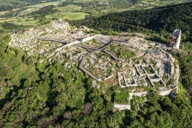 Bulgaristan 'ın Kardzhali kenti yakınlarındaki antik Trakya kentine havadan bakış