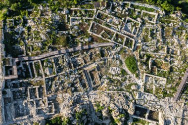Bulgaristan 'ın Kardzhali kenti yakınlarındaki antik Trakya kentine havadan bakış