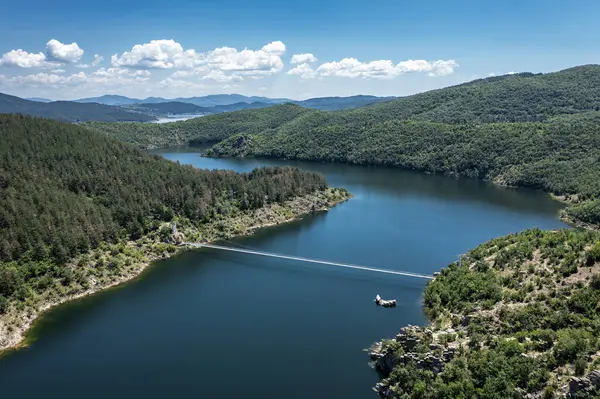 Kardzhali barajının havadan görünüşü, Arda nehrinin çevresi yeşil ormanlarla çevrili.