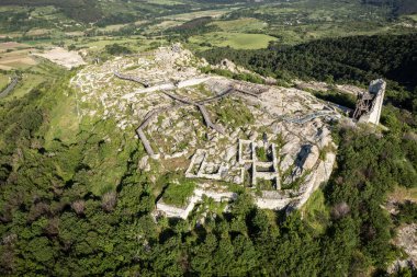 Bulgaristan 'ın Kardzhali kenti yakınlarındaki antik Trakya kentine havadan bakış