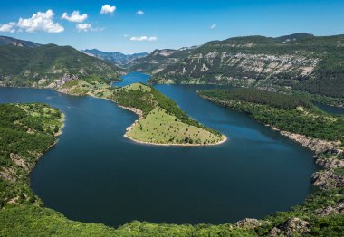 Arda Nehri 'nin çevresi yeşil ormanlarla çevriliyken Kardzhali baraj manzaralı.
