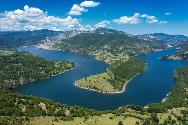 Arda Nehri 'nin çevresi yeşil ormanlarla çevriliyken Kardzhali baraj manzaralı.