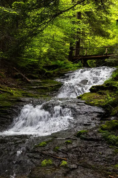 Bulgaristan 'ın Smolyan kentindeki Şelale Kanyonu' ndan güzel bir şelale.