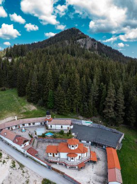 Bulgaristan 'ın Smolyan kenti yakınlarındaki Rodop Dağları' ndaki Büyük Şehit Panteleimon Manastırı 'nın havadan görünüşü