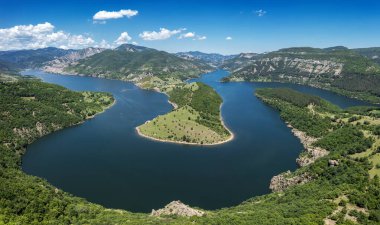 Kardzhali barajının havadan görünüşü, Arda nehrinin yeşil ormanlarla çevrili manzarası.