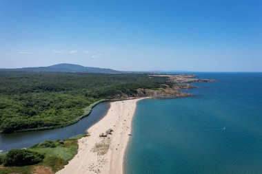 Sinemorets 'teki güzel sahile ve Veleka nehrinin ağzına, Karadeniz, Bulgaristan
