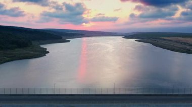 Güneş batarken, Poroy Barajı 'nın yanında Sunny Sahili' ne giden hava manzaralı.