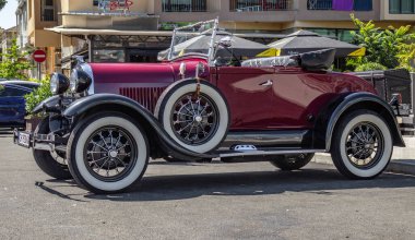 Pomorie, Burgaz, Bulgaristan - 12 Temmuz 2025: Ford Model A 68B Cabriolet 1930 Pomorie, Burgaz, Bulgaristan 'da düzenlenen klasik otomobil etkinliği
