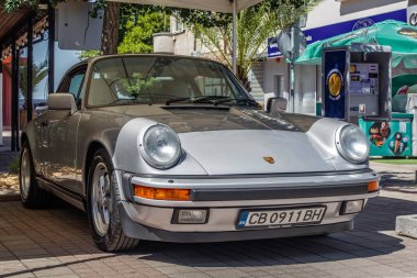 Pomorie, Burgaz, Bulgaristan - 12 Temmuz 2025: Bulgaristan 'ın Pomorie kentinde düzenlenen klasik otomobil etkinliği hakkında Porsche 911 Retro