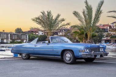Nessebar, Burgaz, Bulgaristan - 25 Temmuz 2025: Bulgaristan 'ın Burgaz kentinin Nessebar limanında üstü açık mavi Cadillac Eldorado