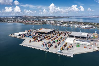 Bulgaristan 'ın Burgaz limanının yeni yükleme terminalinin hava görüntüsü. Lojistik ve ulaşım