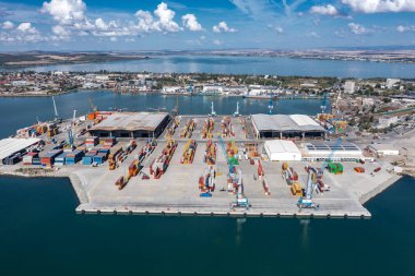 Bulgaristan 'ın Burgaz limanının yeni yükleme terminalinin hava görüntüsü. Lojistik ve ulaşım