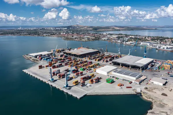 Bulgaristan 'ın Burgaz limanının yeni yükleme terminalinin hava görüntüsü. Lojistik ve ulaşım